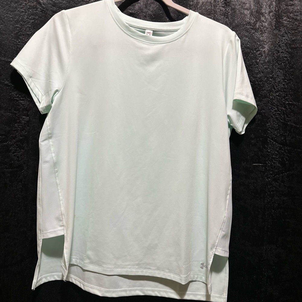 UNDER ARMOR athletic top